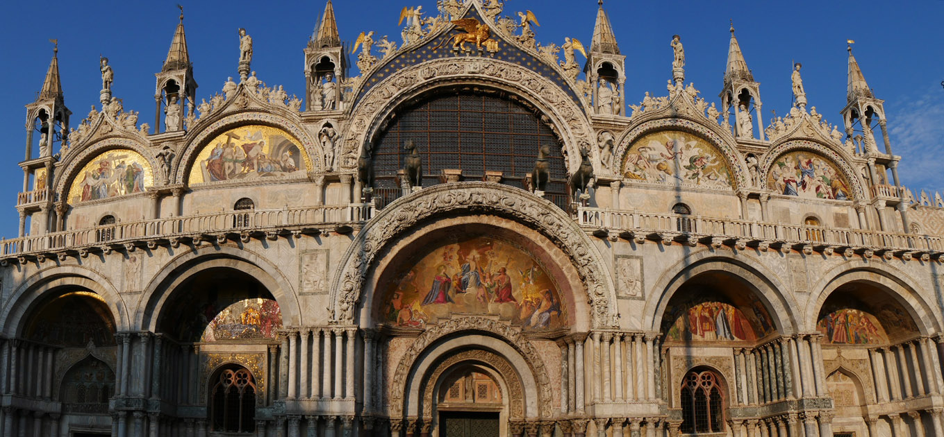 Front of  Basilica di San Marco (panorama)