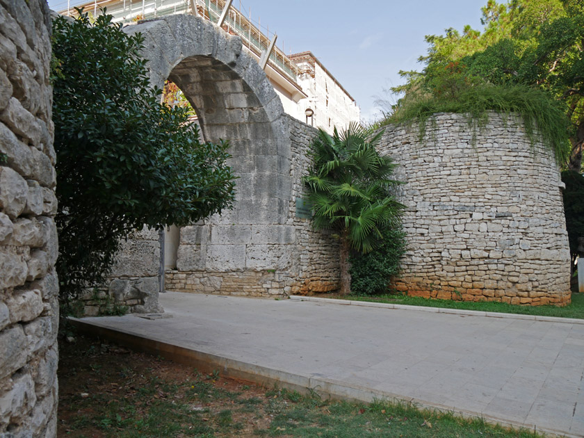 Gate of Hercules, Pula