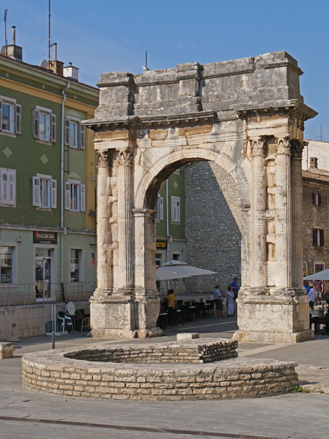 Triumphal Arch of the Sergii, Pula