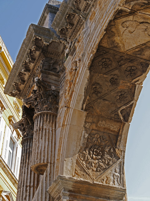 Triumphal Arch of the Sergii, Pula