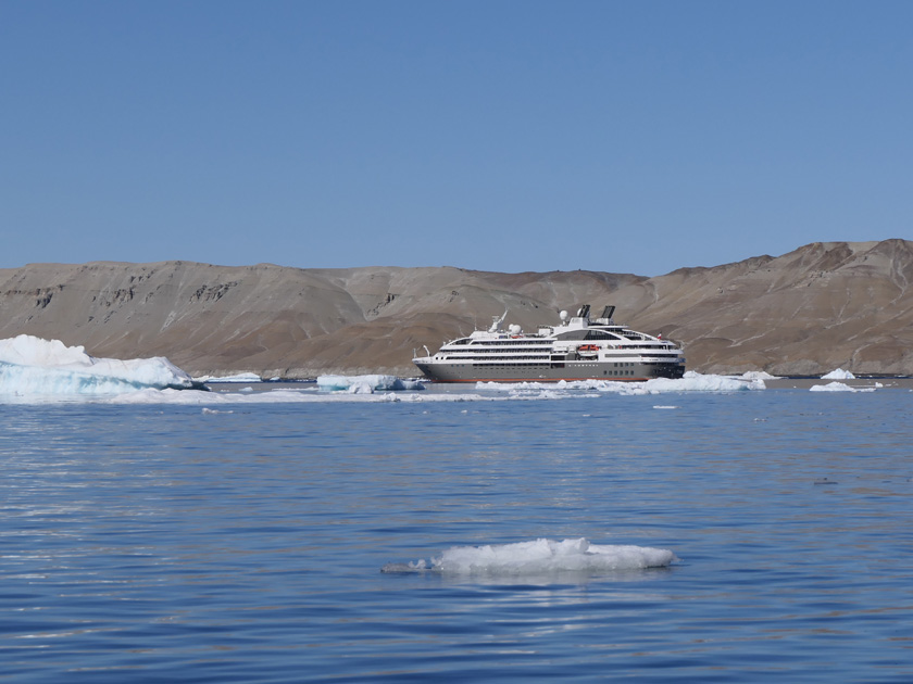 L'Austral Off Snowhill Island