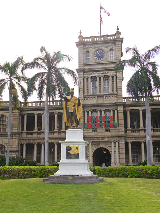 King Kamehameha Statue and Ali'iolani Hale, Honolulu