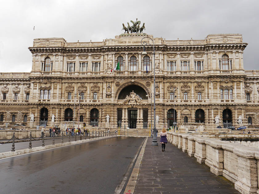 Ponte Umberto and Palazzo De Guistizia