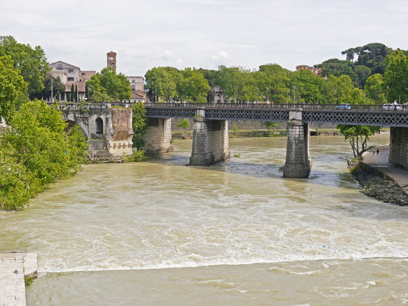 Ponte Garibaldi to Isola Tiberina