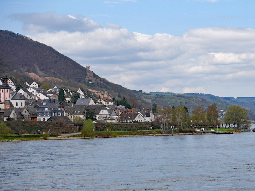 Approaching Sooneck Castle