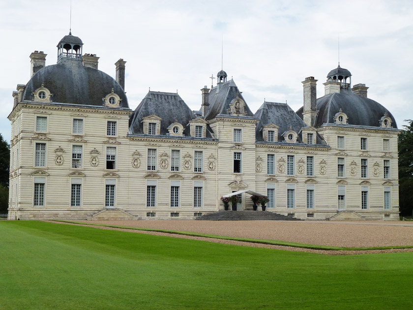 Château Cheverny, Exterior